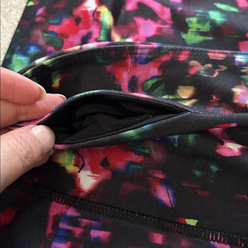Fabletics Define PowerHold Mid-Rise Capri Size L - Picture 11 of 11